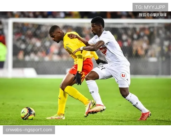 朗斯今夏重要引援:年轻后卫拜多创俱乐部转会费纪录 朗斯今夏重要引援:年轻后卫拜多创俱乐部转会费纪录