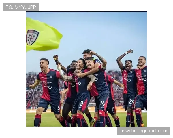 暖心一幕：对手进球后，客队卡利亚里小球迷获赠主场球迷安慰礼物