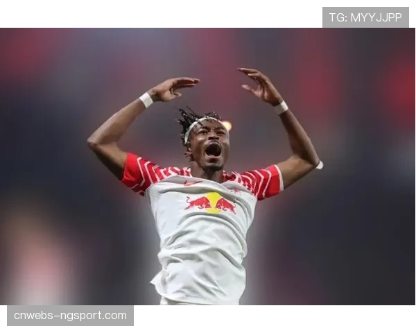 莱比锡前锋奥蓬达进球后展示印有新生儿名字的T恤